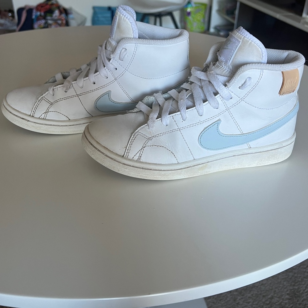 White Nike kids sneakers size US 6 (EU 36,5)